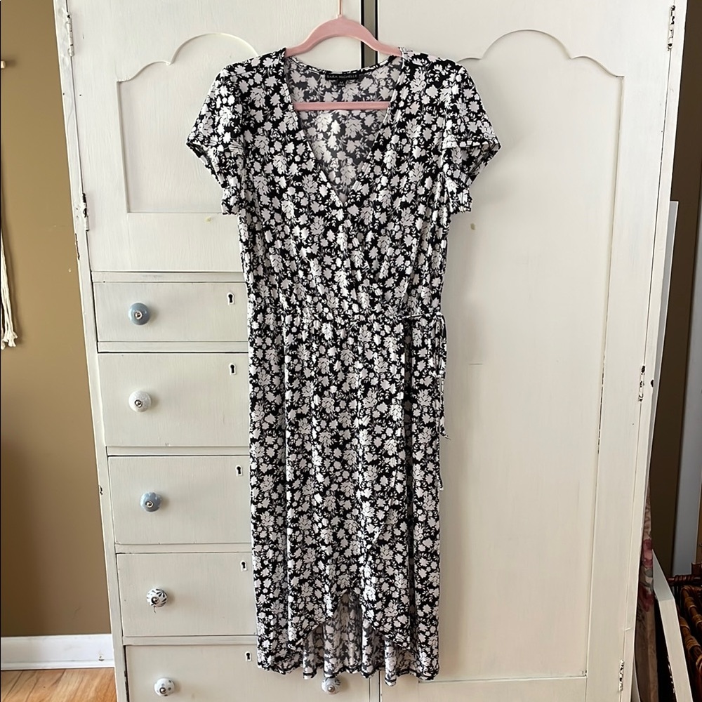 SARA MICHELLE Black and White floral faux wrap midi dress M
